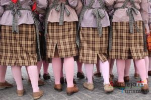 Saias, sapatos e meias