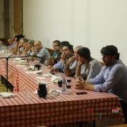 Homens a beber, comer e cantar.