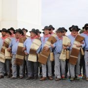 Homens com trajes na rua a levar mantas de lã de ovelha - Ganhões