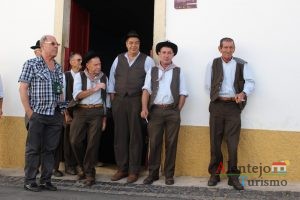 Homens com trajes tradicionais.