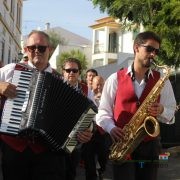 Um homem com saxofone e outro com acordeão.