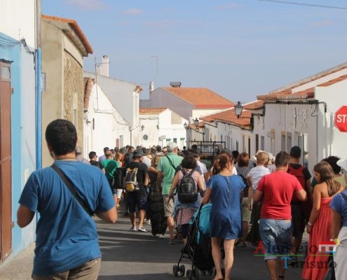 Muitas pessoas na rua.