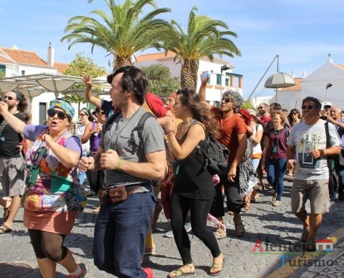 Pessoas dançam na rua.