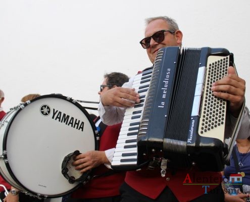Homens com instrumentos musicais.