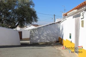 Ruas limpas e casas caiadas- típico das localidades alentejanas.