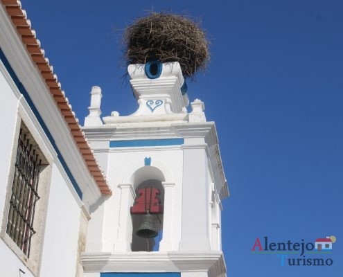 Torre de igreja com ninho de cegonha