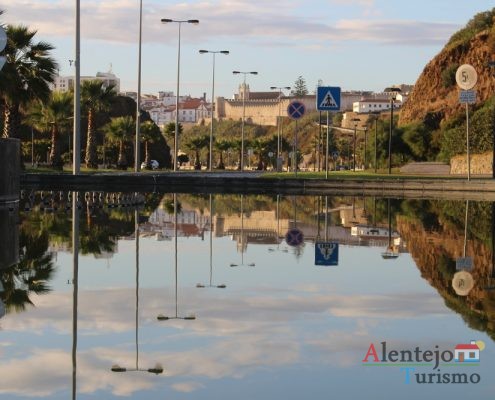 Cidade refletida na água