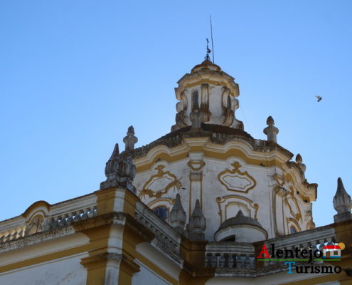 Torre de igreja de barra amarela