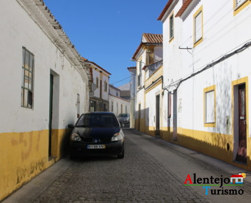 Rua com casas e carros