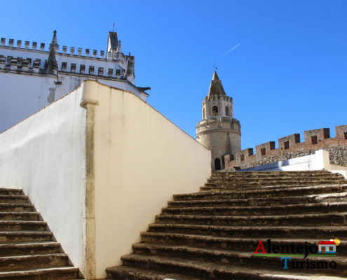 Igreja dentro de castelo e escadas