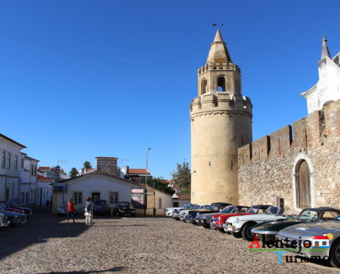 Torre do castelo e carros antigos