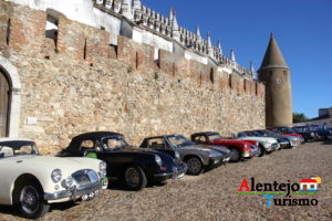 Carros antigos, castelo e igreja