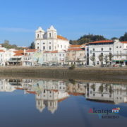 Reflexo de cidade na água.