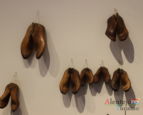 Moldes da madeira para sapatos, pendurados na parede