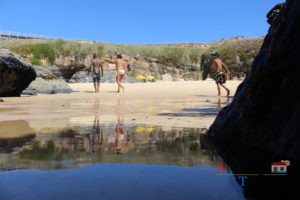 Reflexo de pessoas no mar