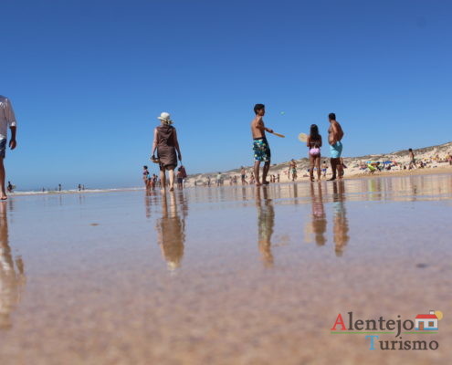 Praia do Malhão - Pessoas refletidas na água da na praia