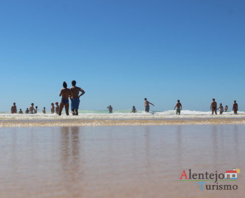 Pessoas na praia - Praia do Malhão