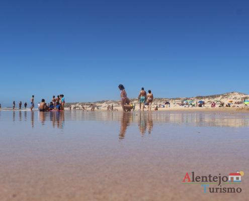 Pessoas em praia de areia - Praia do Malhão