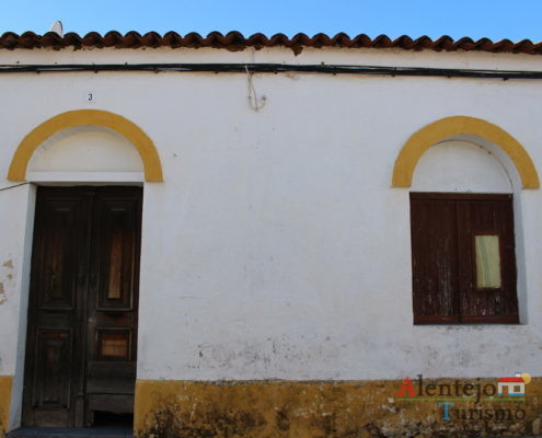 Casa tradicional com barra amarela.