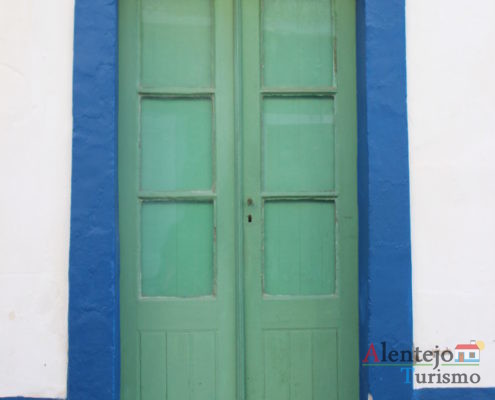 Porta verde em casa de barra azul