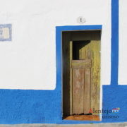 Porta tradicional em casa de barra azul
