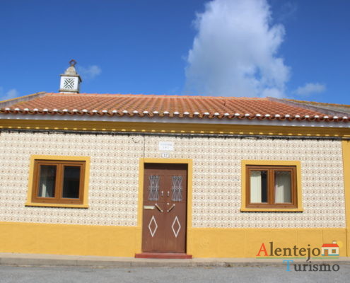 Casa típica de azulejos e barra amarela