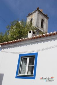 Janela e torre de igreja