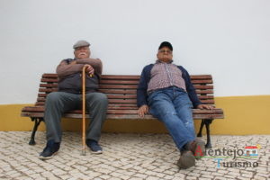 Sines- vista junto à estátua Vasco da Gama. Idosos sentados num banco