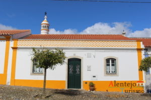 Casa tradicional com barra amarela.