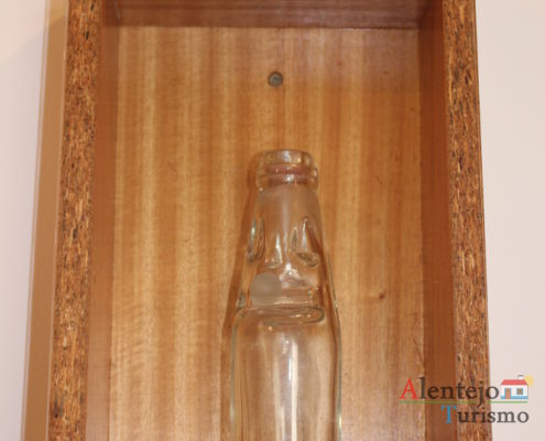 Garrafa de vidro antiga