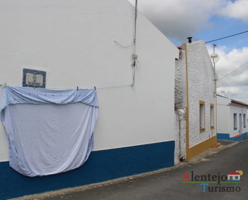 Roupa estendida na parede de uma casa