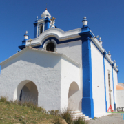 Igreja de Nossa Senhora dos Remédios : ermida azul e branca
