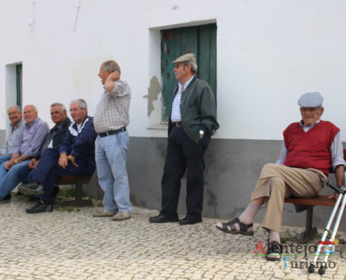 Homens sentados nos bancos de rua