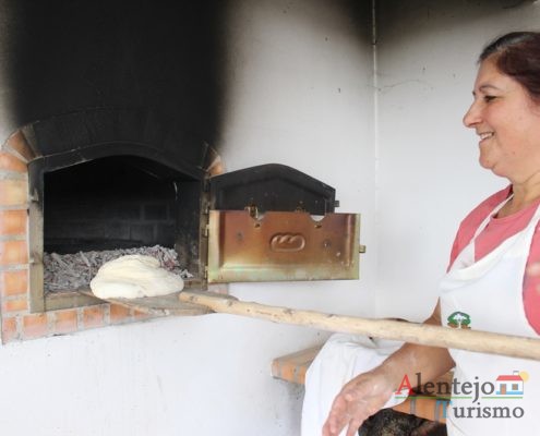 Pão em massa a entrar no forno