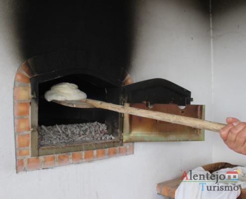 Pão em massa a entrar no forno