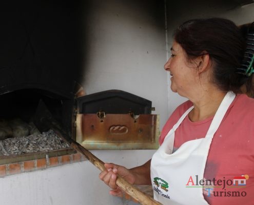 Mulher a utilizar o rodo