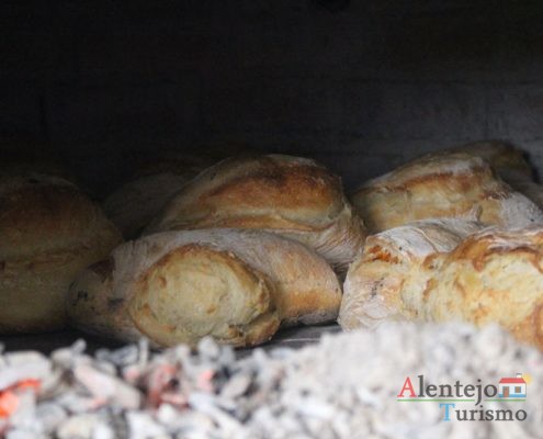 Pão no forno e brasas