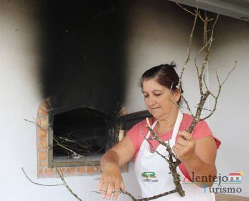 Mulher a acender o forno do pão