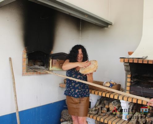 Mulher a retirar pão do forno