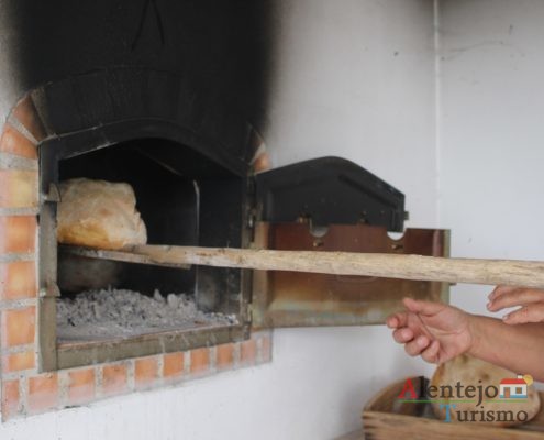 Retirar pão do forno com pá de madeira