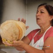 Mulher a bater no pão