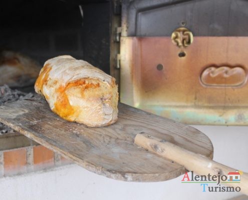 Pão com chouriço a sair do forno