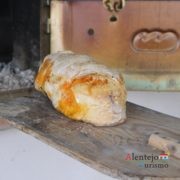 Pão com chouriço a sair do forno
