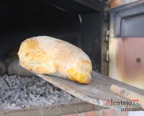 Pão com chouriço na pá do forno