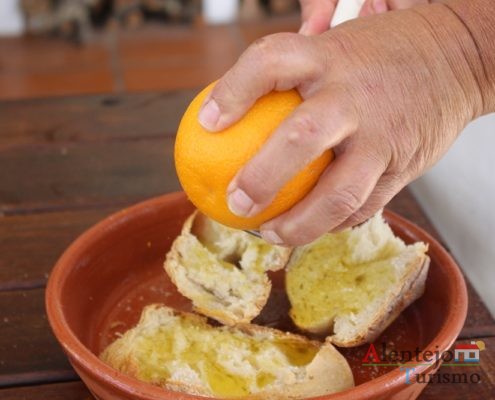 Tiborna com raspas de laranja – pão quente, açúcar e raspas de laranja.