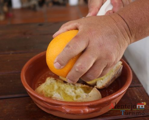 Uma recita simples mas de sabor insólito Tiborna – pão quente, acabado de cozer, com azeite e açúcar. Tiborna com raspa de laranja – pão quente, açúcar e raspas de laranja. laranjas do quintal.