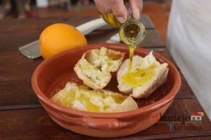 Tiborna com raspas de laranja – pão quente, açúcar e raspas de laranja.