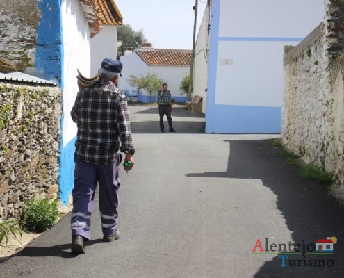 Alcarias – Capital dos cata-ventos - homem a carregar telhas