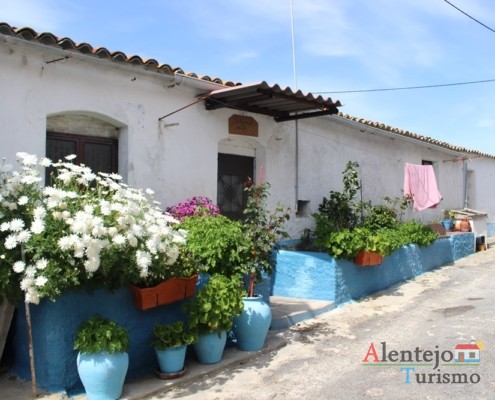 Casa com vasos de flores - Alcarias – capital dos cata-ventos – concelho de Ourique