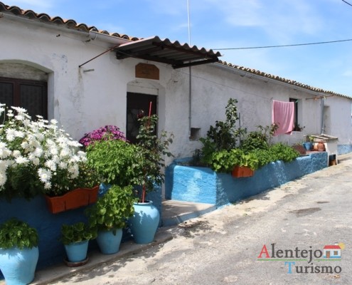 Casa com vasos de flores - Alcarias – capital dos cata-ventos – concelho de Ourique
